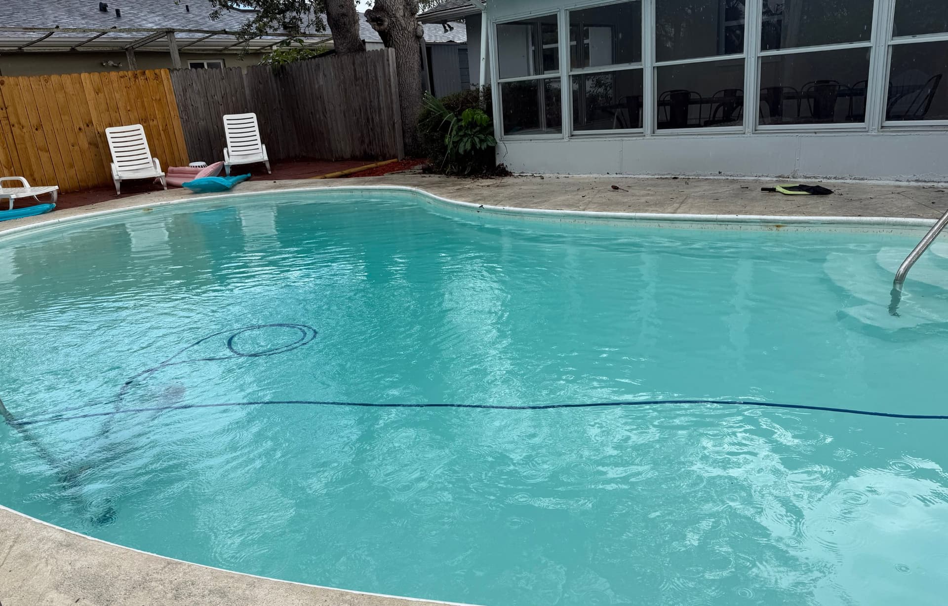 Rectangular pool with active vacuum maintenance and crystal clear water